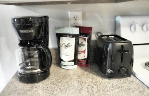 Keizer House | Pet-Friendly Keizer Rapids Mini Estate Near In-N-Out