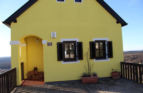 Eisenberg an der Pinka House | Discover Kellerstöckl Eisenberg: Ideal for Families & Pets