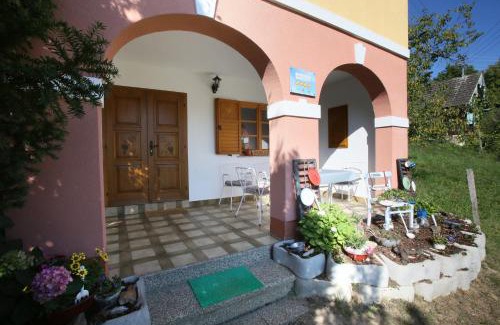 Nagysaroslak House | Discover Kellerstöckl im Uhudlerland: Family-Friendly Retreat