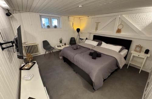 Recklinghausen Apartment | Cozy Kellerwohnung with Sauna for Two - Rated 8.8