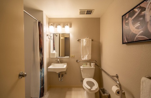Pomona Hotel | Relax at Kellogg West Conference Center with Pool & Spa