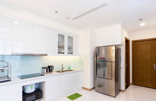 Hang Xanh Apartment | Explore Kelly House: Spa, Pool & Kitchen Amenities Await