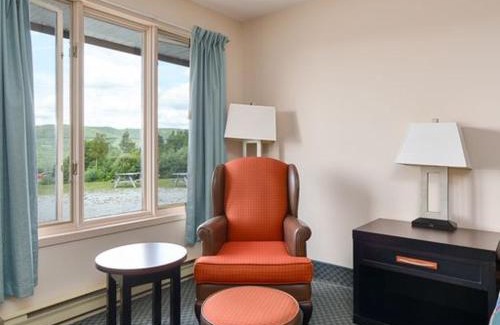Boularderie East Hotel | Cozy Kelly's View Motel: Oceanfront Bliss with Spa & Dining