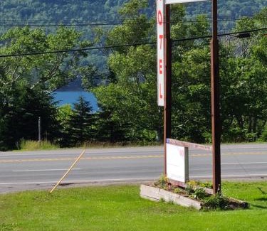 Boularderie East Hotel | Cozy Kelly's View Motel: Oceanfront Bliss with Spa & Dining