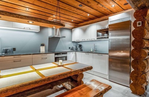 Pyhatunturi House | Relaxing Retreat at Kelohippu 2 with Lake View & Spa