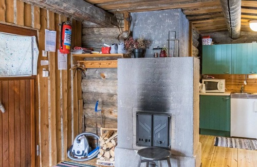 Pelkosenniemi House | Relaxing Retreat at Kelomökki 1 with Spa and Lake Views
