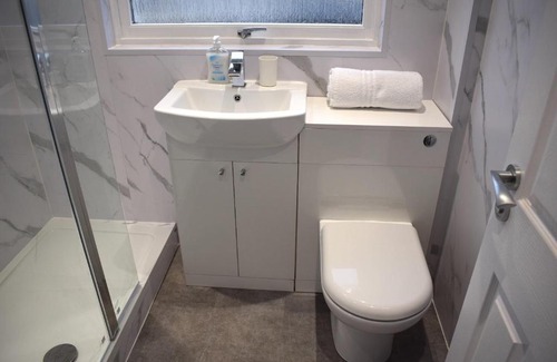 Larbert Apartment | Stylish Kelpies Serviced Apartments - Family-Friendly Stay