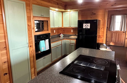 Toombs County Cabin | Family-Friendly Kennedy Cabin with Hot Tub & Spa Amenities