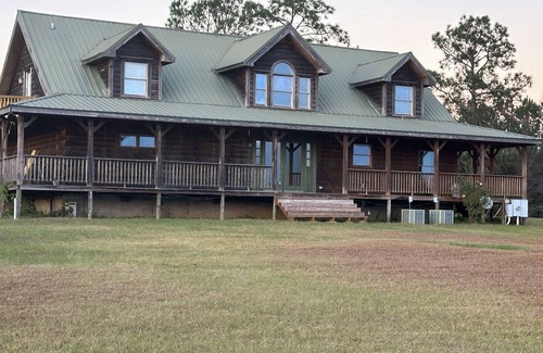 Toombs County Cabin | Family-Friendly Kennedy Cabin with Hot Tub & Spa Amenities