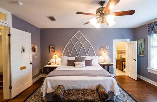 Jefferson Bed & Breakfast | Experience Kennedy Manor B&B: 10/10 Guest Rated Escape