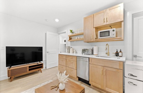 Town Center Apartment | Kennesaw Charm Suite- 3 min from Kennesaw, Private Entry & Pet Friendly!