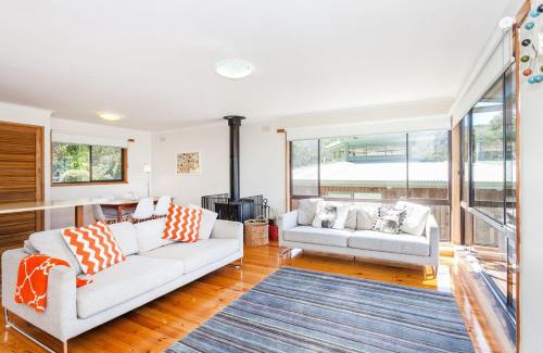 Kennett River House | Relax at Kennett Bach with Hot Tub & Family-Friendly Fun