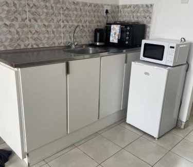 Nahoon House | Budget-Friendly Kennington Lodge: Family-Friendly Comfort