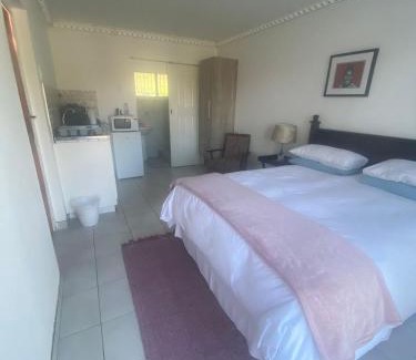 Nahoon House | Budget-Friendly Kennington Lodge: Family-Friendly Comfort