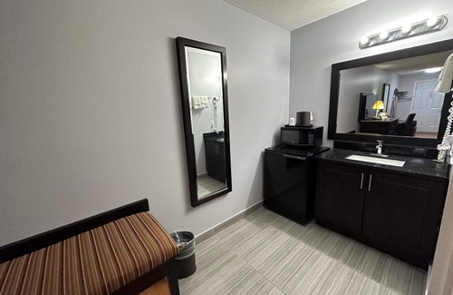 Windsor Hotel | Budget-Friendly Kenora Motel with Breakfast & Family Amenities