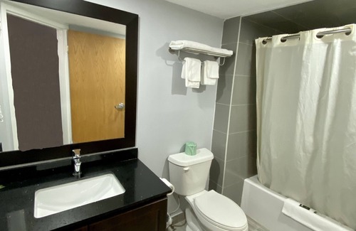 Windsor Hotel | Budget-Friendly Kenora Motel with Breakfast & Family Amenities