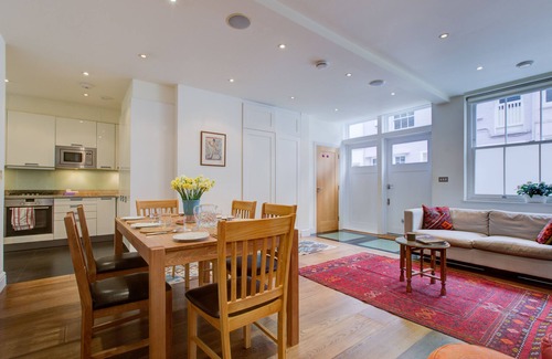 South Kensington House | Kensington: Elegant 4 Bed Mews Home with Great Amenities