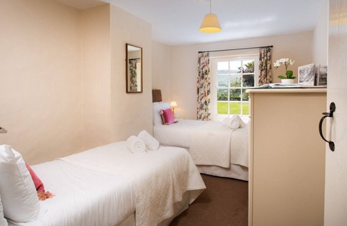 Lorton Cottage | Family-Friendly Kent Cottage with Cozy Open Fire