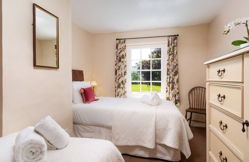 Lorton Cottage | Family-Friendly Kent Cottage with Cozy Open Fire