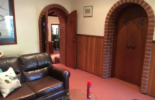 Old Reynella House | Discover Kentia Palms: 5-Star Family & Pet-Friendly Retreat