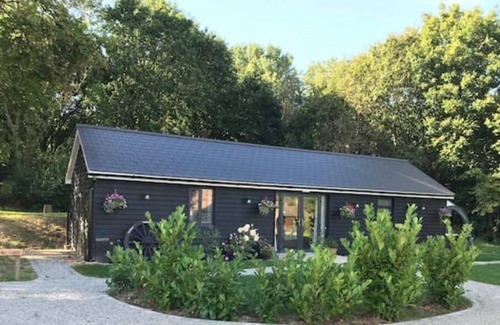 Willesborough Cabin | Kentish Countryside, great outside space cosy, fire pit, hot tub