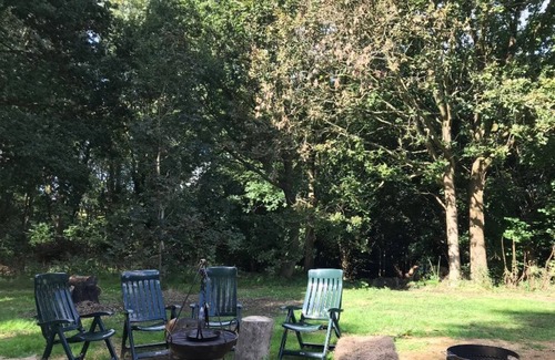 Willesborough Cabin | Kentish Countryside, great outside space cosy, fire pit, hot tub