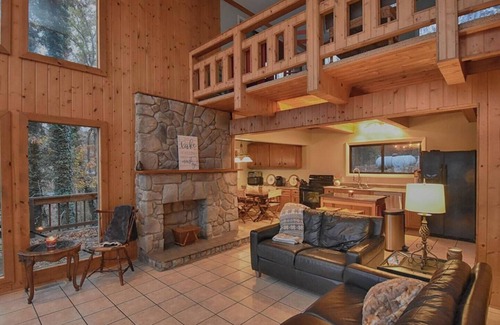 New Concord Ski Chalet | Lakefront Kentucky Lake Chalet with Hot Tub & Private Dock