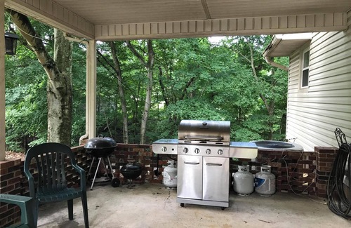 Hardin House | Beautiful Kentucky Lake Waterfront Home with Dock & Pool
