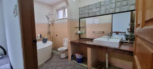 Lutong House | Discover Kenyalang Lutong Homestay: Family-Friendly Retreat