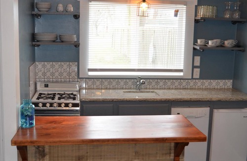 Geneva-on-the-Lake Cottage | Cozy Kenzie's Sandcastle: Lake View Cottage with Pool & Spa