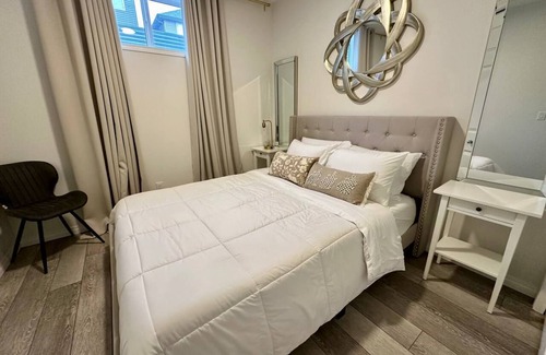 Cochrane House | Discover Keonn's Suite Escape: Family-Friendly with Kitchen