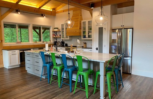 Seneca House | Family-Friendly Keowee Retreat with Breakfast & Kitchen