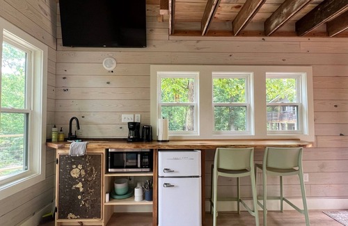 Seneca House | Family-Friendly Keowee Retreat with Breakfast & Kitchen