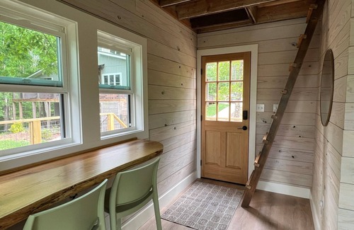 Seneca House | Family-Friendly Keowee Retreat with Breakfast & Kitchen