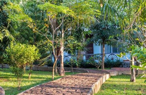 Krong Kaeb House | Pet-Friendly Kep Bungalows with Pool & Breakfast Included
