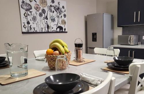 Harehills Apartment | Modern Kepler Residence: Family-Friendly 4 Bedroom Retreat