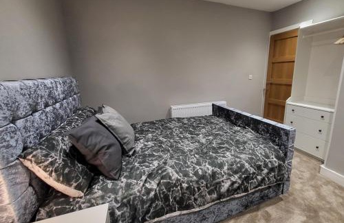 Harehills Apartment | Modern Kepler Residence: Family-Friendly 4 Bedroom Retreat