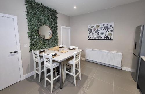 Harehills Apartment | Modern Kepler Residence: Family-Friendly 4 Bedroom Retreat