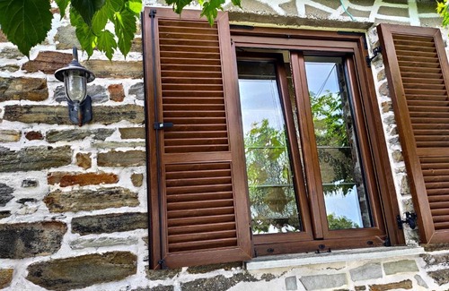 Keramidi House | Pet-Friendly Keramidi Guesthouse with Kitchen Amenities