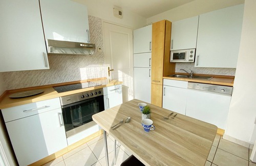 Plouharnel Ski Chalet | Kerbachique: Cozy Retreat with Garden and Family Amenities