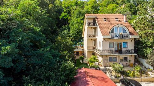 Szentendrei House | Discover Kerekhegy Vendégház: Poolside Oceanfront Retreat