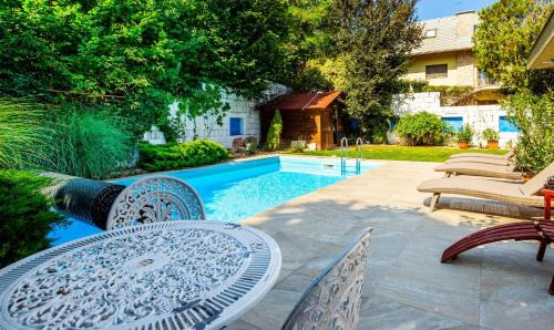 Szentendrei House | Discover Kerekhegy Vendégház: Poolside Oceanfront Retreat