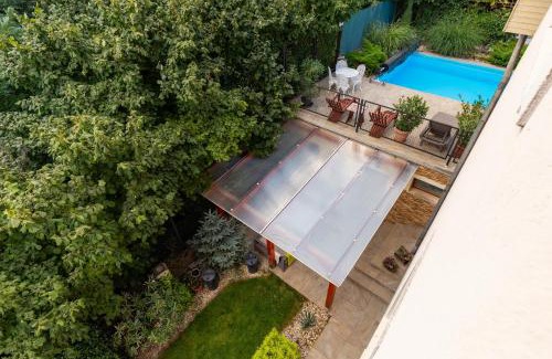 Szentendrei House | Discover Kerekhegy Vendégház: Poolside Oceanfront Retreat