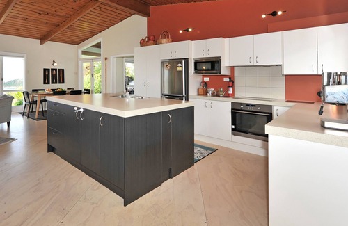 Ngaio Bay Cottage | Oceanfront Kereru at Kaiteriteri - Rated 9/10 for Families