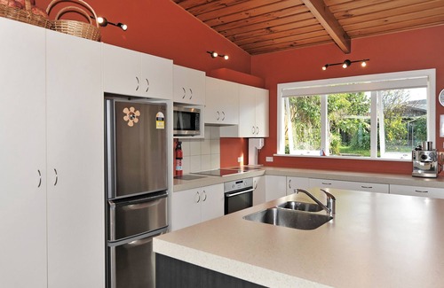 Ngaio Bay Cottage | Oceanfront Kereru at Kaiteriteri - Rated 9/10 for Families