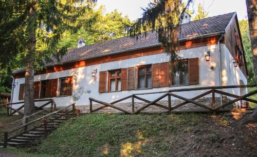 Koszeg Apartment | Discover Keresztkúti Erdei Pihenőhely: Guest Rated 9.1