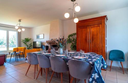 Locmariaquer House | Family-Friendly Retreat at LE COQ - Maison in Locmariaquer