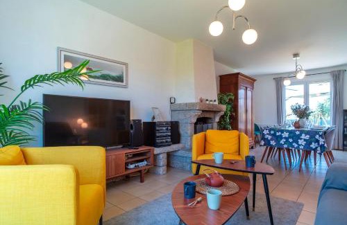 Locmariaquer House | Family-Friendly Retreat at LE COQ - Maison in Locmariaquer