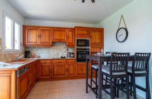 Locmariaquer House | Family-Friendly Retreat at LE COQ - Maison in Locmariaquer