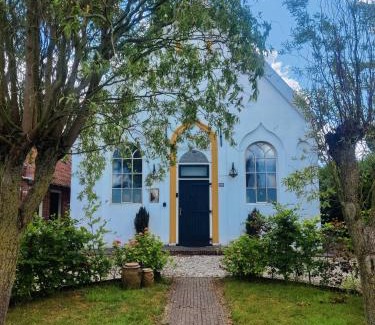 Zeerijp House | Unforgettable Stay at Kerkje De Kleine Antonius - 10/10 Rated